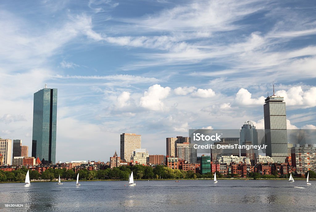 Barca a vela sul fiume Charles - Foto stock royalty-free di Acqua