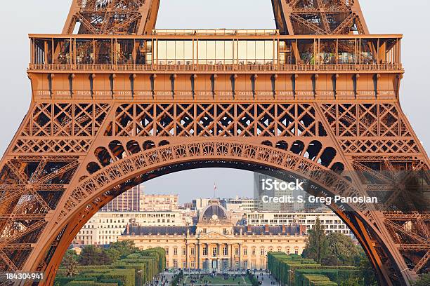 Torre Eiffel Foto de stock y más banco de imágenes de Escuela militar de París - Escuela militar de París, París, Torre Eiffel