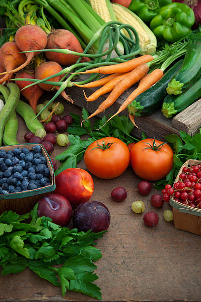 organici frutta e verdura al mercato degli allevatori - corn fruit vegetable corn on the cob foto e immagini stock