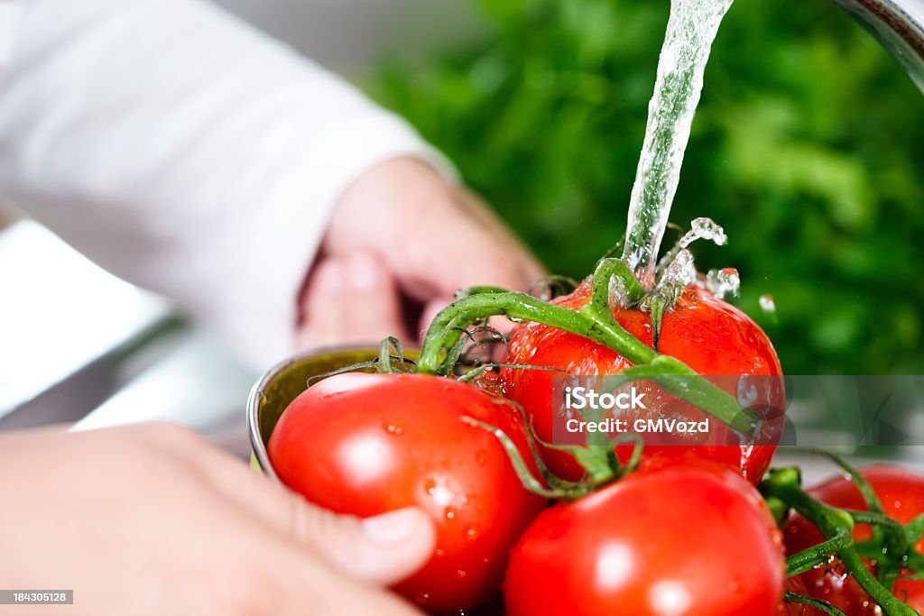 Lavando de tomate - Foto de stock de Lavar royalty-free