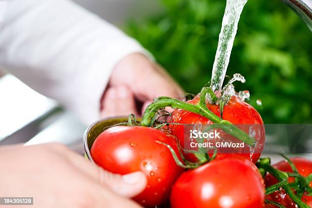 Foto de Lavando De Tomate e mais fotos de stock de Lavar - Lavar, Legume, Alimentação Saudável