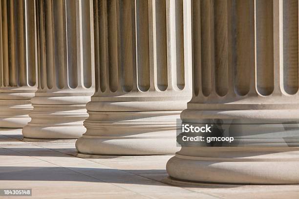 Columnas De Mármol Horizontal Foto de stock y más banco de imágenes de Arquitectura exterior - Arquitectura exterior, Sector de la construcción, Sistema jurídico