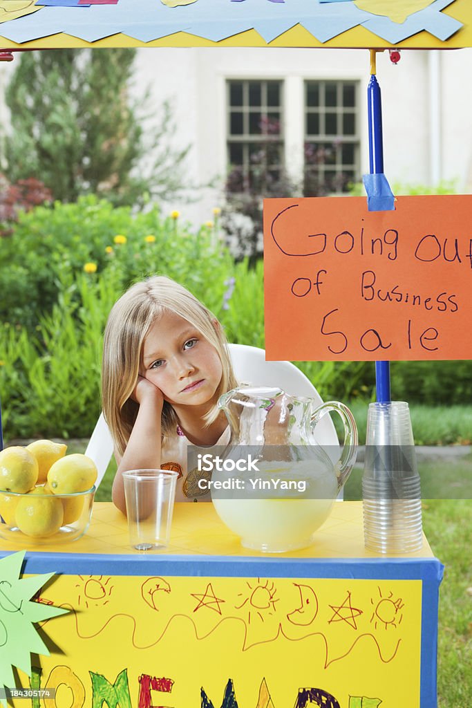 Молодой бизнес предприниматель с спад не Прилавок с лимонадом Vt - Стоковые фото Прилавок с лимонадом роялти-фри