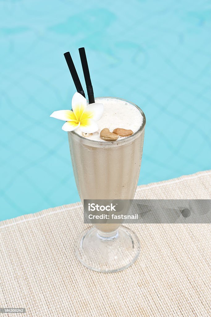Nerkowiec shake Mleczny koktajl w pobliżu waterpool na macie - Zbiór zdjęć royalty-free (Alkohol - napój)