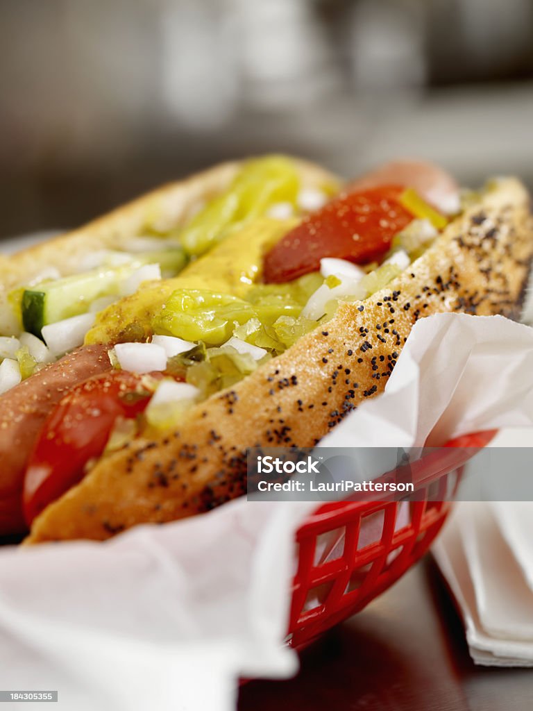 Perro con papas fritas clásico de Chicago - Foto de stock de Acero libre de derechos