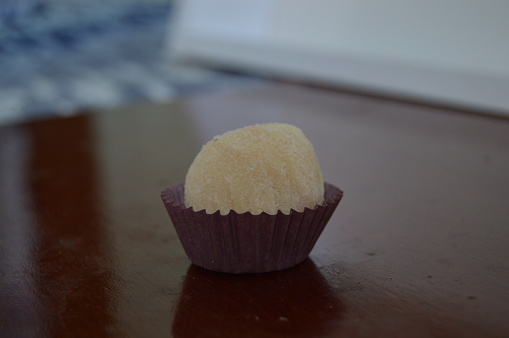 Coconut kiss (in Portuguese: Coconut kiss). “Beijinho” is a typical Brazilian sweet usually served at birthday parties.