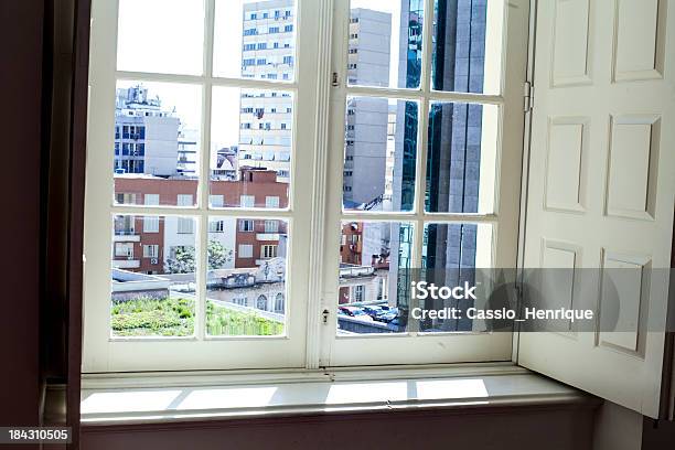 Fenster Mit Blick Auf Die Stadt Im Hintergrund Stockfoto und mehr Bilder von Ansicht aus erhöhter Perspektive - Ansicht aus erhöhter Perspektive, Atrium - Grundstück, Bauwerk