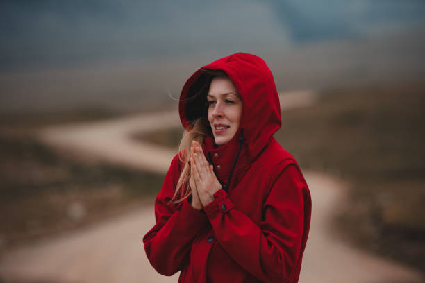 retrato de mujer joven en viento frío en las montañas - 12042 fotografías e imágenes de stock