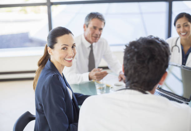 деловая женщина улыбается в совещании - suit board room business businesswoman стоковые фото и изображения