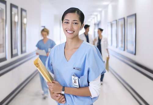 Retrato de la sonriente enfermera en el hospital Corredor photo