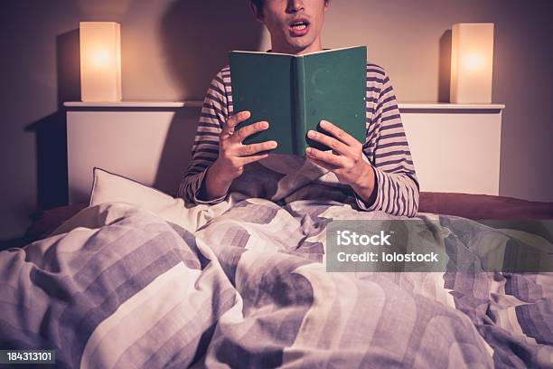 Junger Mann Lesen Im Bett Stockfoto und mehr Bilder von Bett - Bett, Lesen, Männer