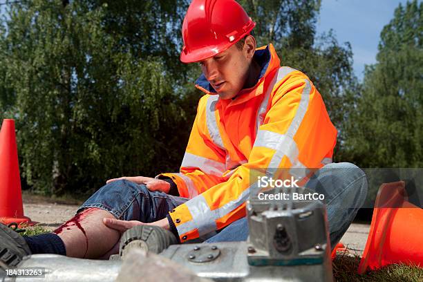 Operaio Edile Cadere Sul Lavoro Gli Incidenti Possono Capitare - Fotografie stock e altre immagini di Luogo di lavoro