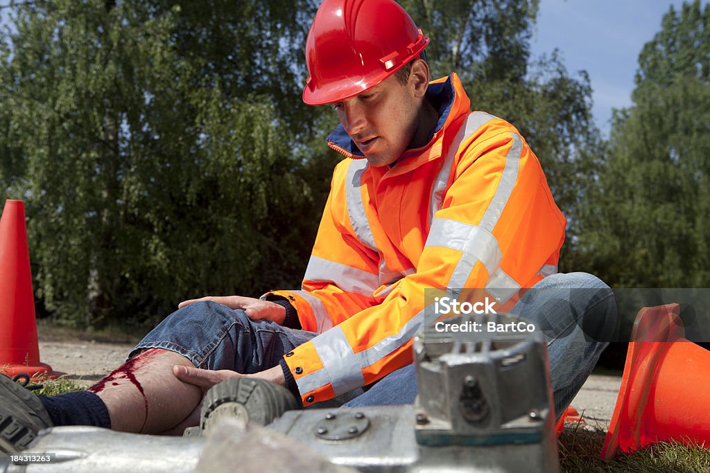 Pracownik budowlany spadające w pracy. Mogą zdarzyć się wypadki. - Zbiór zdjęć royalty-free (Krew)