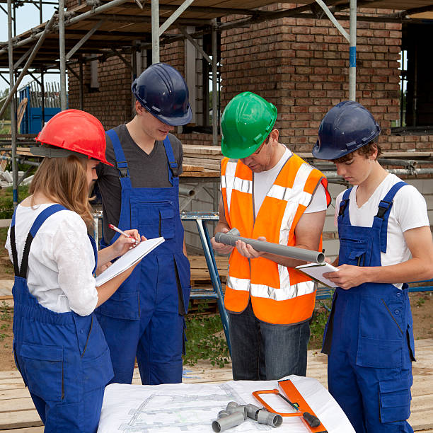 formation pour être un plombier. apprenti faire des notes - trainee education construction worker plumber photos et images de collection