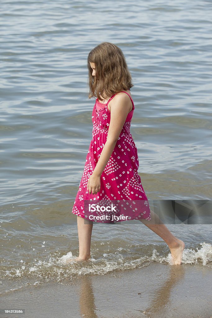 Jovem adolescente Wadding às margens do lago. - Foto de stock de Adolescente royalty-free