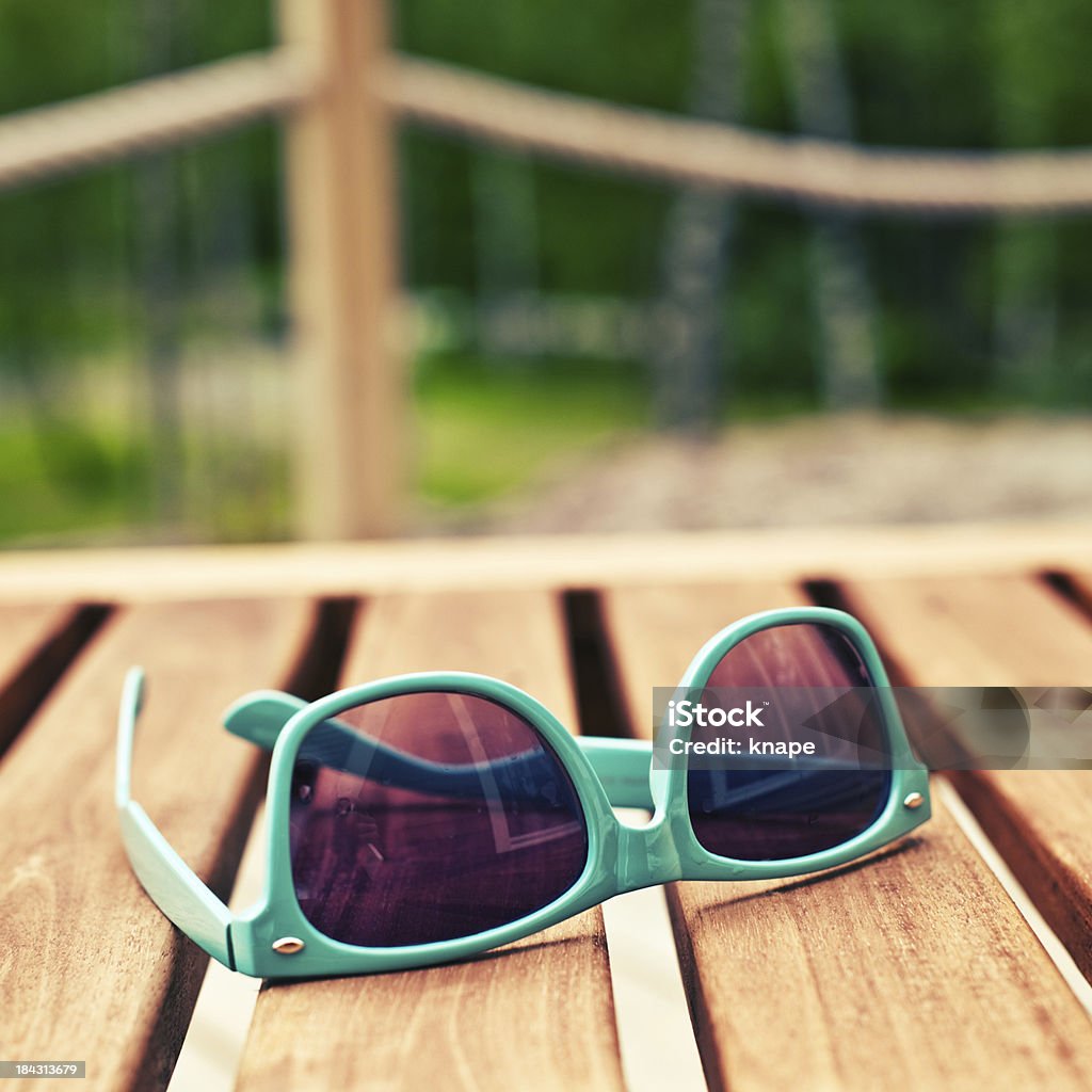 Green Sonnenbrille auf Holz-Veranda im Freien - Lizenzfrei Sonnenbrille Stock-Foto