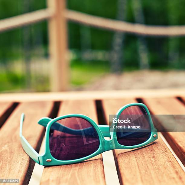 Green Sonnenbrille Auf Holzveranda Im Freien Stockfoto und mehr Bilder von Sonnenbrille - Sonnenbrille, In Bodenhöhe, Modern