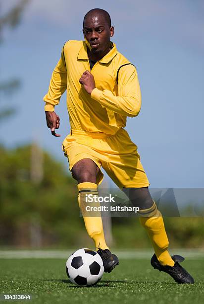 Foto de Jogador De Futebol e mais fotos de stock de Jogador de Futebol - Jogador de Futebol, Origem Africana, Sexo Masculino