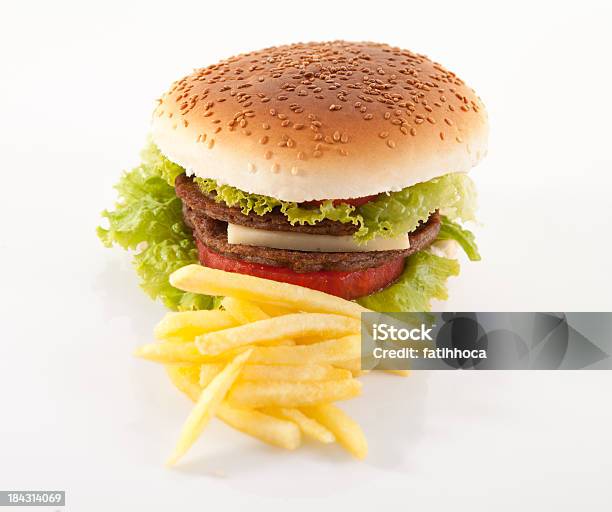 Hamburguesa Y Papas Fritas Foto de stock y más banco de imágenes de Alimento - Alimento, Bistec, Blanco - Color