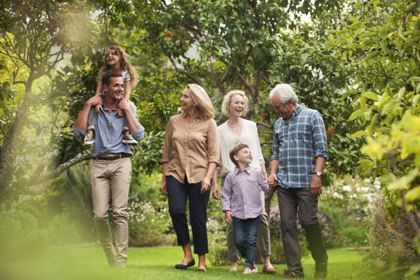 multi-generationen-familie zusammen im park zu fuß - grandparent multi generation family grandfather child stock-fotos und bilder