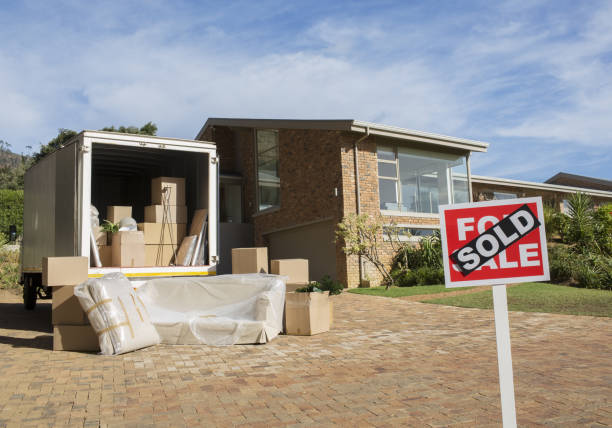 istock Sold sign and moving van outside house 184314534