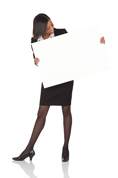 mujer de negocios mirando a un cartel - businesswoman advertise placard advertisement fotografías e imágenes de stock