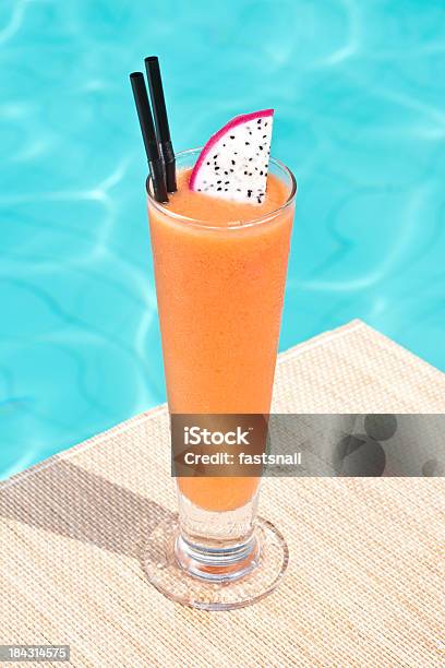 Besondere Batida Cocktail In Der Nähe Von Waterpool Auf Der Matte Stockfoto und mehr Bilder von Trinkglas
