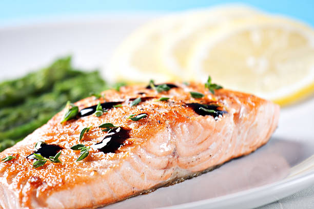 istock Fillet of salmon with asparagus 184314724