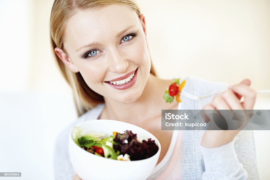 Jeune femme ayant la salade de légumes - Photo de Adulte libre de droits