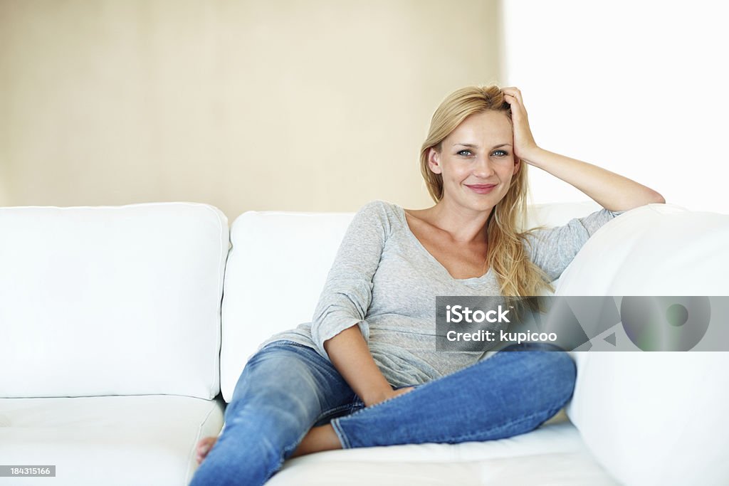 Lächelnd Mitte im Alter Frau auf couch - Lizenzfrei Attraktive Frau Stock-Foto