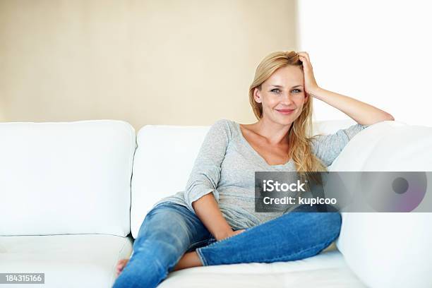 歳の女性の真ん中にいる笑顔のソファー - 1人のストックフォトや画像を多数ご用意 - 1人, 30代, くつろぐ