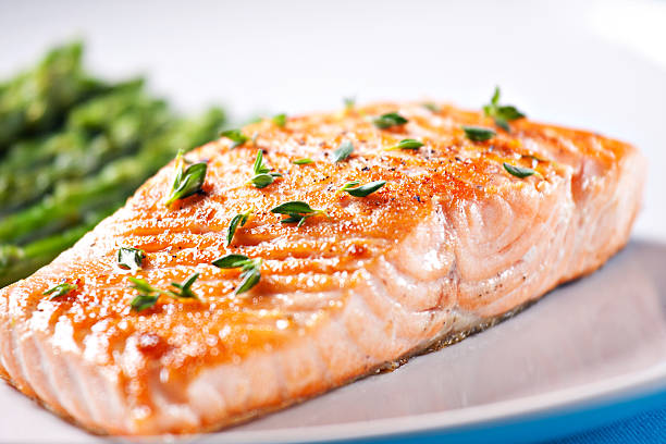 filetto di salmone con asparagi - fish filet foto e immagini stock