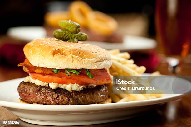 Hamburguesa Con Queso Y Tocino Con Papas Fritas Que Se Sirven En El Restaurante Foto de stock y más banco de imágenes de Cerveza