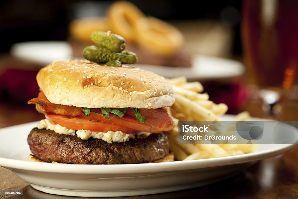 Bacon Cheeseburger con patatine fritte servito nel ristorante - Foto stock royalty-free di Birra