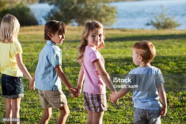 Foto de Quatro Crianças No Parque e mais fotos de stock de 2-3 Anos - 2-3 Anos, 6-7 Anos, Amizade