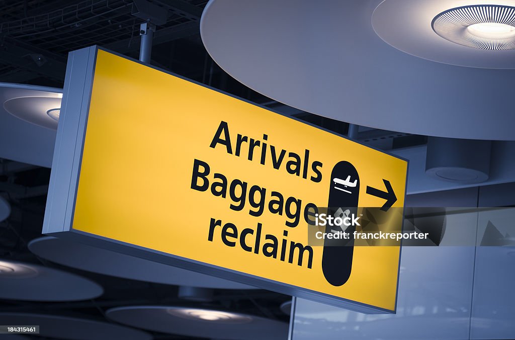 turist informacje i bagażu w hali przylotów znakami na lotnisko Heathrow - Zbiór zdjęć royalty-free (Lotnisko Heathrow)