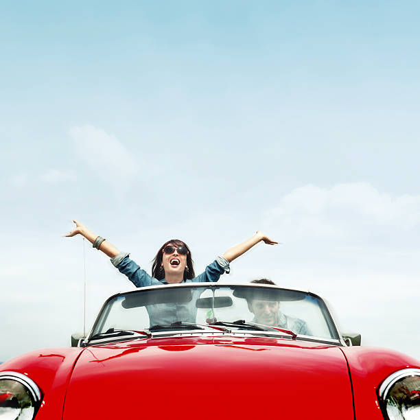 pareja en una red convertible - descapotable fotografías e imágenes de stock