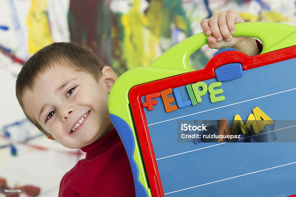 Niño aprendiendo los encantadores las letras en español - Foto de stock de Imán libre de derechos