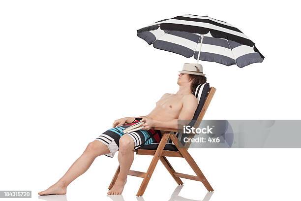 Photo libre de droit de Homme Reposant Sur Un Transat banque d'images et plus d'images libres de droit de Plage - Plage, Prise de vue en studio, Relaxation