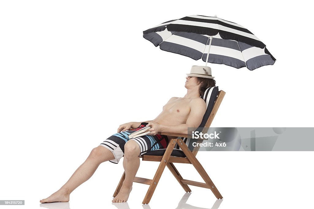Mężczyzna odpoczynek w Leżak - Zbiór zdjęć royalty-free (Plaża)