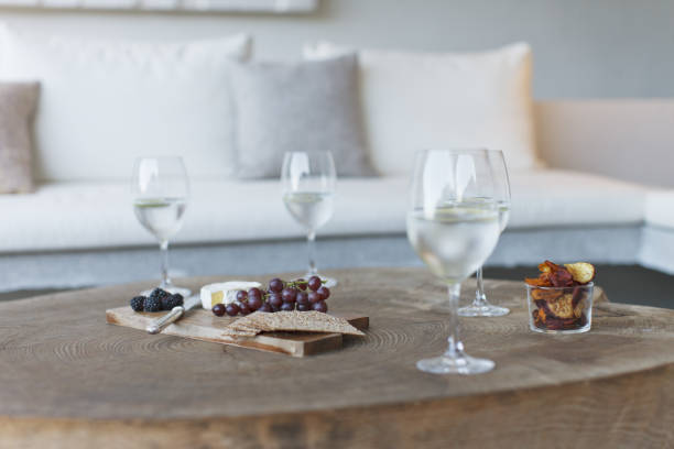 vino e formaggio su un tavolino in legno - house home interior water glass foto e immagini stock