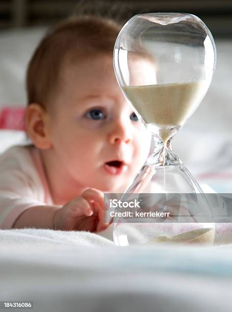 Der Zeit Stockfoto und mehr Bilder von Baby - Baby, Eieruhr, 0-11 Monate