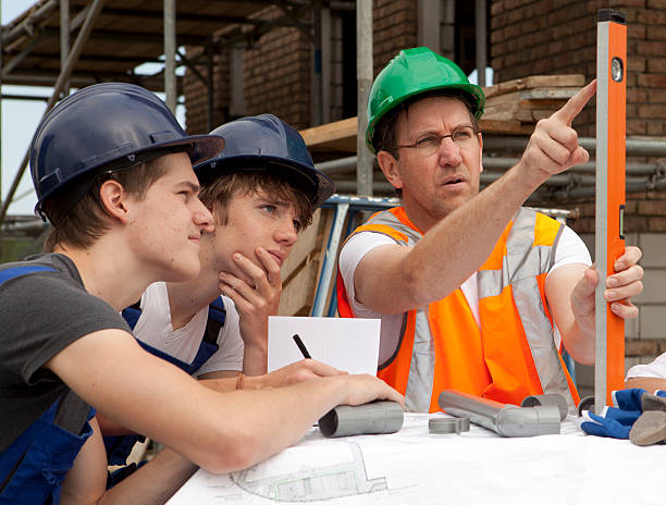 les adolescents de formation une occupation. apprenti poseur de canalisations. - trainee education construction worker plumber photos et images de collection