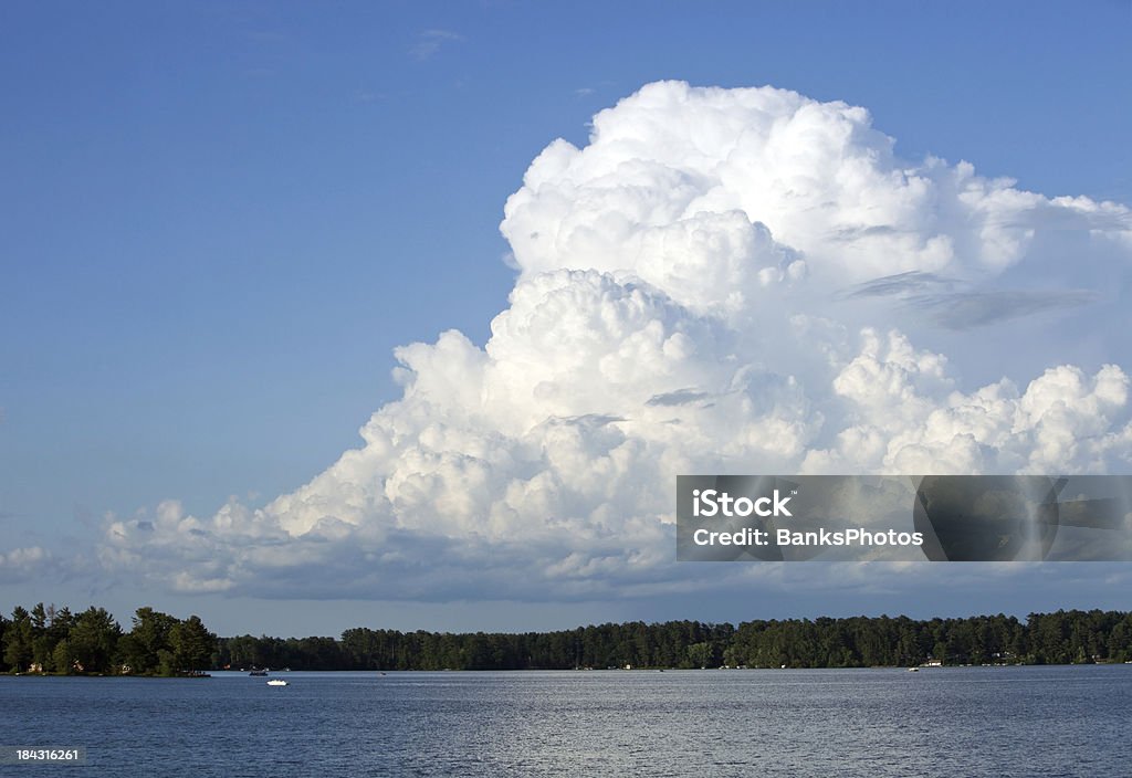 La calma di fronte al temporale su un lago ricreative - Foto stock royalty-free di Cielo
