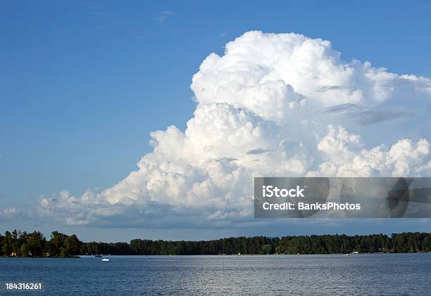 嵐の前の静けさにレクリエーション湖 - 水平線のストックフォトや画像を多数ご用意 - 水平線, 積乱雲, 空
