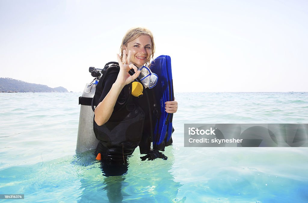 Mujer joven con equipo de buceo. - Foto de stock de Buceo con equipo libre de derechos