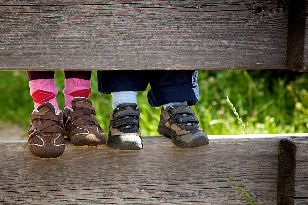 crianças pés de - healthy lifestyle nature sports shoe childhood imagens e fotografias de stock