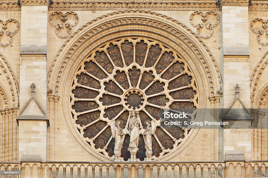 Окно-розетка - Стоковые фото Собор Парижской Богоматери роялти-фри