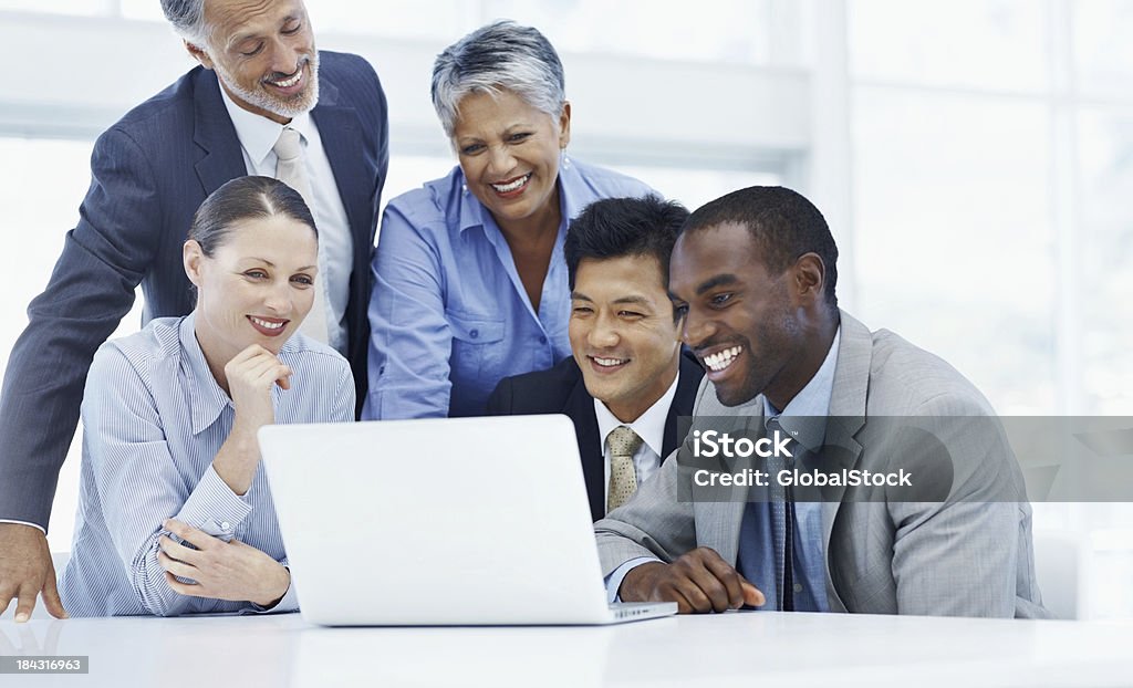 "As pessoas de negócios, olhando para laptop" - Foto de stock de 30 Anos royalty-free