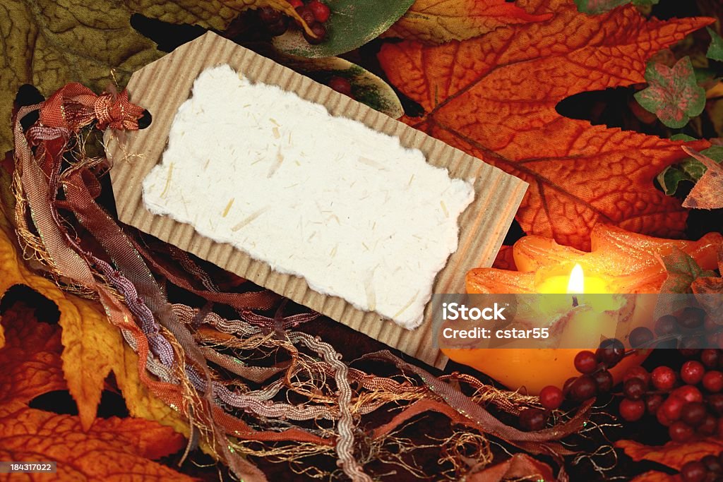 Etichetta vuota con autunno foglie e frutti di bosco e candela - Foto stock royalty-free di Arancione